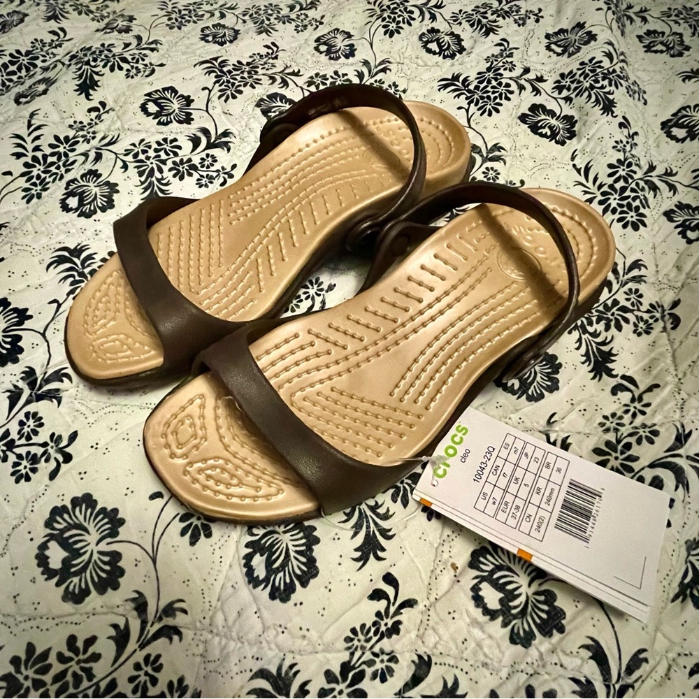 New Crocs - BNWT Espresso Gold Cleo Women's Sandal 7 w